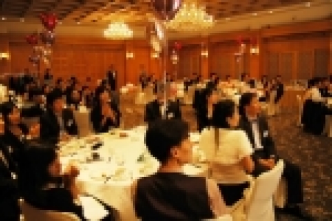 신한은행(www.shinhan.com)은 결혼적령기의 PB고객 자녀 60여명을 초청하여 커플매칭 이벤트인 “Falling In Love Party”를 VIP 전문 결혼정보회사인 닥스클럽과 공동으로 10월 29일 오후 5시부터 9시까지 신라호텔 영빈관 에머랄드홀에서 개최했다.