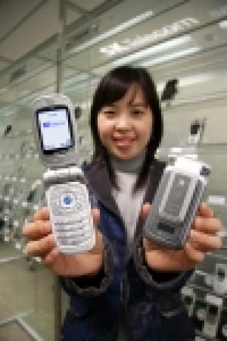 SK텔레콤은 11월 1일부터 세계 최초로 오디오뿐 아니라 동영상도 볼 수 있는 PMP 기능이 내장된 삼성전자 SCH-V700 단말기를 출시한다. 또한 팬택앤큐리텔 PT-S130 에도 PMP 기능을 추가하여 11월 초에 선보인다고 밝혔다.