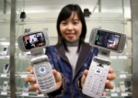 SK텔레콤은 11월 1일부터 세계 최초로 오디오뿐 아니라 동영상도 볼 수 있는 PMP 기능이 내장된 삼성전자 SCH-V700 단말기를 출시한다. 또한 팬택앤큐리텔 PT-S130 에도 PMP 기능을 추가하여 11월 초에 선보인다고 밝혔다.