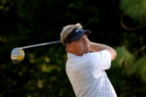 크라이슬러 챔피언십 대회 2R 11홀에서 티샷을 하고 있는 칼 페테르손