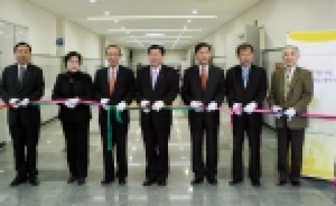 전북대학교 도서관은 오는 11월 1일 개관 50주년을 맞아 진수당에서 “건지골 책 세상, 그 시원을 찾아서”라는 특별전을 개최한다.