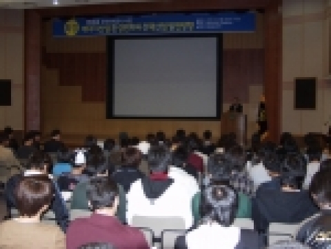 호남대 정보통신대학 주관으로 31일 오후 4시 광산캠퍼스 국제회의실에서 한준호 한국전력공사 사장을 초청해 ‘에너지산업 환경변화와 전력산업 발전방향’이란 주제 특강이 열렸다.