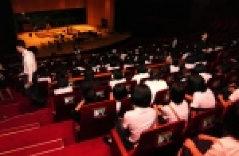 세종문화회관에서 운영하고 있는 극장 견학프로그램이 일선 학교의 현장학습체험기회로 인기를 끌고 있다.