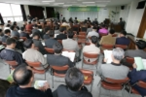 강원도농업기술원과 강원대학교 농업과학연구소가 공동으로 개최하는 '제18회 강원농업발전방안 심포지엄' 이 농업관련 기관 단체, 농업인 등 150여명이 참석한 가운데 11. 1일(화) 농업기술원 회의실에서 열렸다.