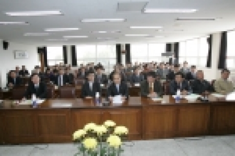 강원도농업기술원과 강원대학교 농업과학연구소가 공동으로 개최하는 '제18회 강원농업발전방안 심포지엄' 이 농업관련 기관 단체, 농업인 등 150여명이 참석한 가운데 11. 1일(화) 농업기술원 회의실에서 열렸다.
