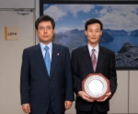 조달청(청장 진동수)은 IT용역사업 제안서 평가기준 제정과 IT용역팀 창단멤버로 업무로드맵 확립 등에 기여한 정보기획팀 류융수(柳隆洙) 프로젝트 전문관(43세)을 ‘11월의 혁신 조달인’으로 선정, 1일 시상했다.