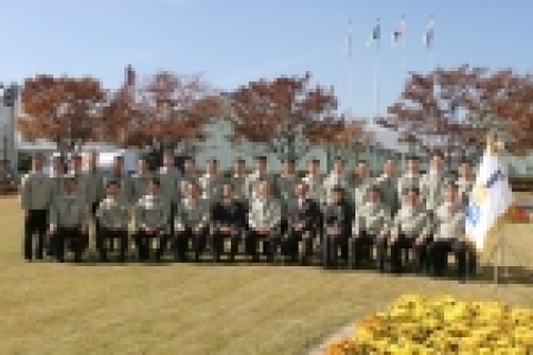브랜드 론칭 행사 후 찍은 기념사진.(허태학 사장을 중심으로) 왼쪽은 서울대학교 경영학과 이유재 자문교수