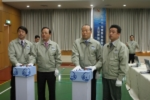 브랜드 공개를 위한 퍼포먼스 중