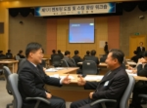조달청은 11월부터 신규공무원이나 전입해 오는 직원들의 신속한 조직적응과 업무능력 향상 등을 위해 신망 있는 공직 선배와 1:1로 결연하여 업무를 지도하는 멘토링 제도의 시행에 들어갔다.