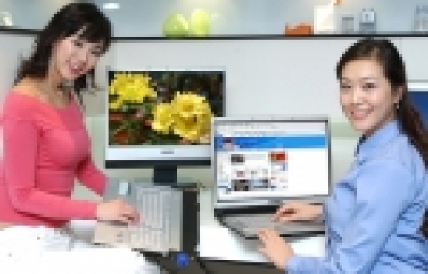삼성전자가 세계 최초로 19" 와이드 LCD를 장착하고 LCD를 분리·재사용할 수 있는 신개념 노트북인 「M70」을 출시하였다.