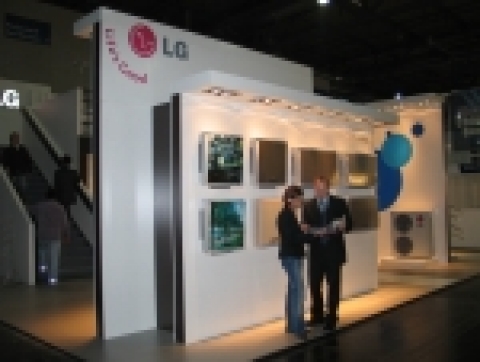 LG전자 부스를 방문한 관람객들이 LG전자의 새로운 ARTCOOL 신제품 모델을 둘러보고 있다.
