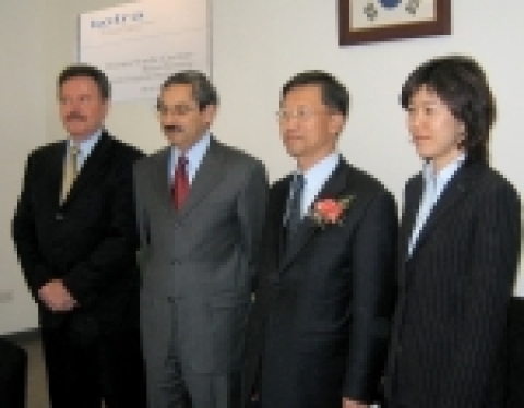 KOTRA(사장: 洪基和)는 김 수익 KOTRA 부사장, 호세 나띠비다드 곤살레스 빠라스 누에보레온주 주지사, 엘로이 깐뚜 세고비아 경제개발장관 등 양국 관계자 100여명이 참석한 가운데 현지  시간으로 11월 1일 몬테레이 무역관 개소식을 갖고 멕시코 북부지역에 대한 국내 기업의 수출지원에 본격적으로 나섰다.사진 좌측부터 엘로이 깐뚜 세고비아 누에보레온주 경제개발장관, 호세 나띠비다드 곤살레스 빠라스 누에보레온주 주지사, 김수익 KOTRA 부사장, 한연희 몬테레이무역관장.