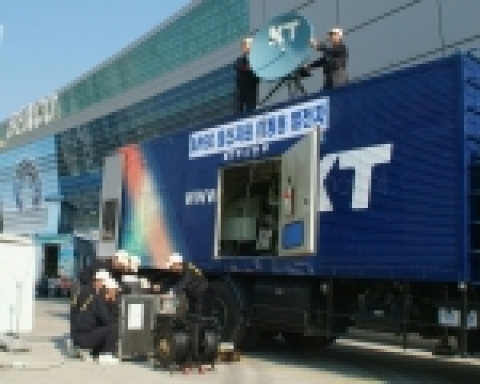 테러에 대비해 이동 KT 직원들이 부산 벡스코 전시관 광장에서 이동용 위성(SNG)차량을 이용해 통신망 긴급 복구 훈련을 하고 있는 모습