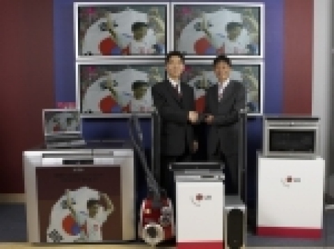 11월 2일 런던 LG전자 영국법인 사무실에서 정호영 법인장이 이영표 선수에게 PDP TV와 김치냉장고 등 가전제품 일체를 전달하고 있다.