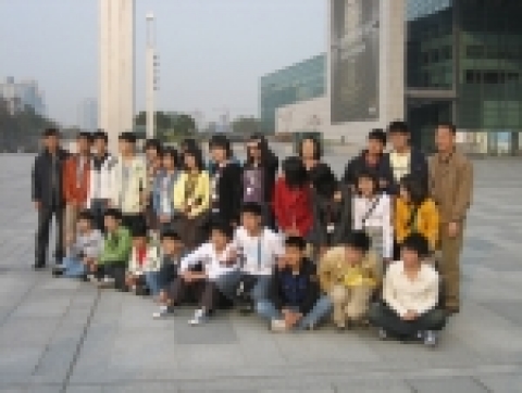용산 국립중앙박물관 앞에서 기념촬영 장면