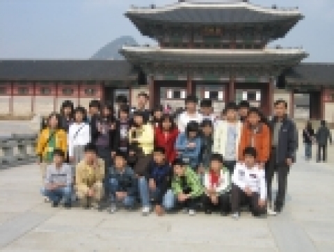경복궁 근정전의 남문인 근정문 앞에서 기념촬영 장면