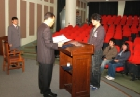 동의대 교직원동문회는 후배들의 학업증진과 사기충전을 위해 11월 3일 오후 1시 자연대세미나실에서 재학생 5명에게 2005년 교직원동문회장학생 장학증서를 전달하였다.