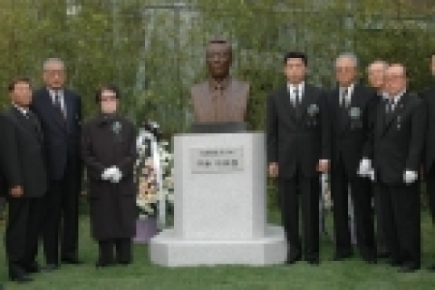 흉상제막식 기념촬영. 왼쪽 두번째부터 정원식 추모식 준비위원장, 전숙희 국제펜클럽 종신 부회장, 전필립 파라다이스그룹 부회장