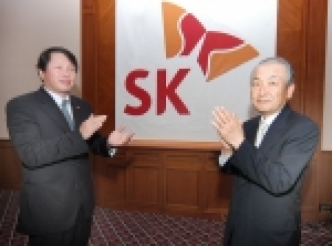최태원 SK(주) 회장이 중국 항저우에서 열린 CEO세미나에서 '행복추구실천서약식'을 마치고 SK의 '행복경영' 이념에 따라 새로 제작된 회사 배지를 달고 이를 축하하는 박수를 치고 있다.