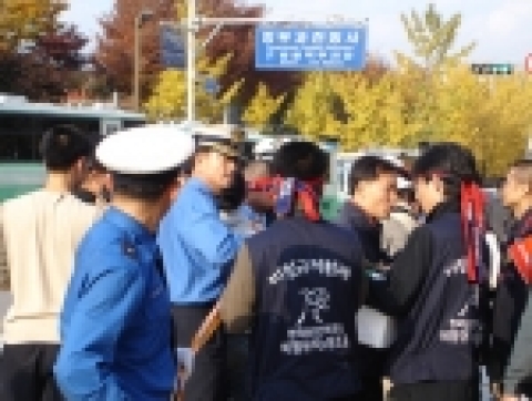 노비공투본의 대표자들이 '노동부 차관과의 면담'요청하며 노동부 청사를 진입하려하자 이를 저지하는 경찰과 마찰이 일어났다.