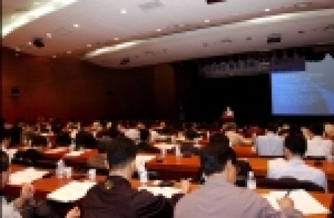 KOTRA는 11. 4일 본사 국제회의장에서 중국 복단 대학의 수용(蘇勇) 교수, 정 상은 삼성경제연구소 수석연구원, 김 시중 서강대 국제대학원 교수, 이효수 KOTRA 중국지역 본부장 등이 연사로 참가하여 최근 발표된 중국의「11차 5개년 규획(規劃)」을 중심으로 중국 경제의 변화를 미리 내다보고 기업들의 대응 전략을 제시하는 「2006 중국 경제전망 세미나」를 개최했다.