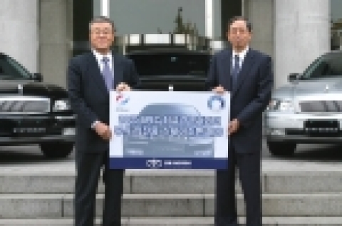 GM DAEWOO가 오는 11월 17~19일 부산에서 열리는 ‘APEC 최고경영자 회의(APEC CEO Summit)’ 공식 의전용 차량으로 스테이츠맨 40대를 제공한다. 4일 전경련회관에서 GM DAEWOO 이영국(李泳國) 수석부사장이 APEC 최고경영자 회의를 주관하는 전경련 조건호(趙健鎬) 상근 부회장에게 스테이츠맨을 전달하고 있다.