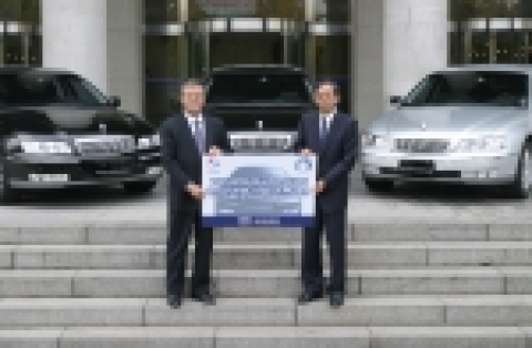 GM DAEWOO가 오는 11월 17~19일 부산에서 열리는 ‘APEC 최고경영자 회의(APEC CEO Summit)’ 공식 의전용 차량으로 스테이츠맨 40대를 제공한다. 4일 전경련회관에서 GM DAEWOO 이영국(李泳國) 수석부사장이 APEC 최고경영자 회의를 주관하는 전경련 조건호(趙健鎬) 상근 부회장에게 스테이츠맨을 전달하고 있다.