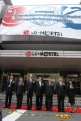 왼쪽부터LG-Nortel 사원대표 강윤식 선임,  LG전자 MC사업본부 배재훈 부사장,LG-Nortel 피터 댄스(Peter Dans) CFO,LG-Nortel 이재령 CEO, LG전자 MC사업본부 박문화 사장,LG-Nortel 황춘하 CTO,LG-Nortel 사원대표 신혜란 과장