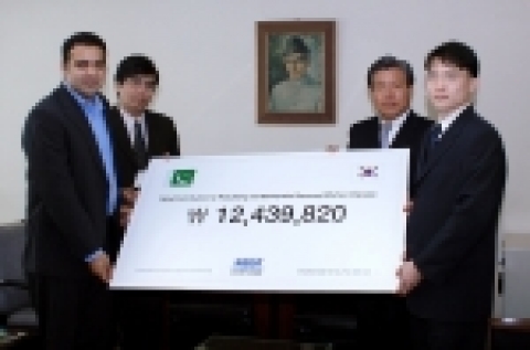 KAIST 학생대표와 학교 관계자가 주한 파키스탄대사관을    방문, 지진참사 위로성금을 전달하고 있다.(사진 왼쪽부터 파키스탄    학생대표 나딤 이크발씨, 임티아즈 아메드 대사대리, 정경원(鄭慶源)    KAIST 대외협력처장, 백승기(白承起) KAIST 대학원 총학생회장)