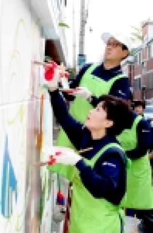 김신배 사장을 비롯한 SK텔레콤 부문장 이상의 임원들이 부부동반으로 ‘꿈의 학교’ 공부방을 방문, 벽화를 그리고 공부방 도배 및 페인트칠을 직접 하며 봉사활동을 하고 있다.