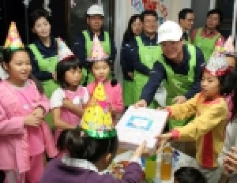 김신배 사장을 비롯한 SK텔레콤 부문장 이상의 임원들이 부부동반으로 ‘꿈의 학교’ 공부방을 방문, 벽화를 그리고 공부방 도배 및 페인트칠을 직접 하며 봉사활동을 하고 있다.
