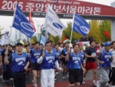 삼성SDS 김인 사장을 비롯한 임직원 340명이 6일 개최된 중앙일보 국제마라톤대회에 ‘제9회 백혈병어린이 돕기 사랑의 마라톤’ 이라는 슬로건으로 참가하였다. (삼성SDS 김인 사장 - 가운데 흰 깃발에 흰츄리닝 착용, 그외 임직원들)