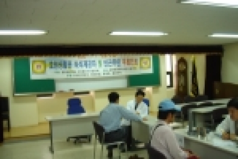 환자를돌보고있는(오른쪽;본내과 이병기원장,왼쪽:종료약국김정이약사)