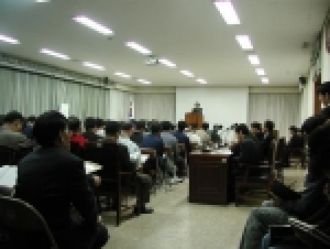 경기도는 11.4일 시군 담당과장, 경찰관서, 도로관리기관, 관련업체 등 100여명을 비상소집하여 긴급대책회의를 가졌다.