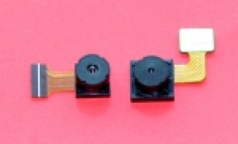 삼성전기가 개발한 2백만화소 초소형 카메라모듈(左)과 기존 2백만화소 제품(右)