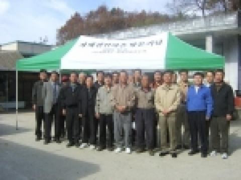 경북도 지역산업진흥과 직원들은 지난 4일 농촌 자매결연마을인 의성군 옥산면 금봉리 금봉마을을 찾아 사과, 약초 수확에 바쁜 일손돕기에 나섰다