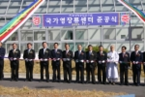 11.7 한국생명공학연구원 오창캠퍼스 국가영장류센터 준공식 테이프커팅 사진.   왼쪽부터 3번째가 임상규(과학기술부 혁신본부장)이고 왼쪽부터 4번째가 이상기(한국생명공학연구원장), 왼쪽부터 5번째가 이원종(충북도지사), 왼쪽부터 6번째가 박상대(기초기술연구회 이사장)