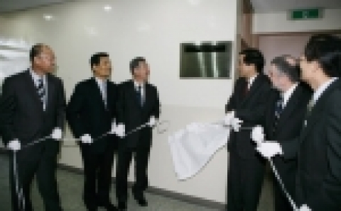 전남대는 7일 오전 11시 산학협력관 3층에 2000년 노벨 화학상 수상자인 앨런 맥디아미드 에너지 실험실을 개소하고, 신재생 에너지 특성화 계획을 발표했다.