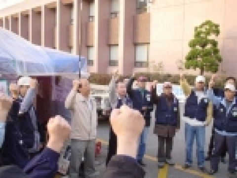 국회의원 단병호의원(민주노동당)이 노동부산하 산업인력공단에서 비정규직철폐 총파업투쟁중인 산비노조와 함께