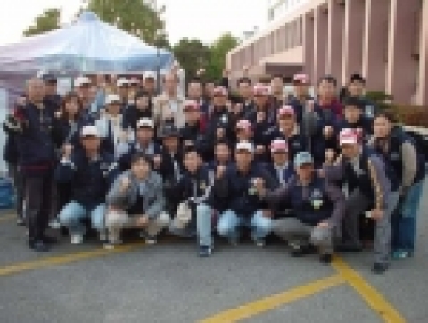 총파업 15일차, 천막농성 28일차를 맞고 있는 산비노조의 천막농성장을 방문한 단병호의원과 산비노조 조합원들이 기념사진 촬영을 하고있다.