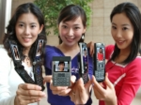 삼성전자는 8일 카드폰(SGH-P300)과 초슬림 슬라이드폰 2종(SGH-D800, SGH-D820) 그리고 초슬림 WCDMA폰 2종(SGH-Z510, SGH-Z540) 등 세계 시장을 겨냥한 초슬림폰 5종을 대거 선보였다.