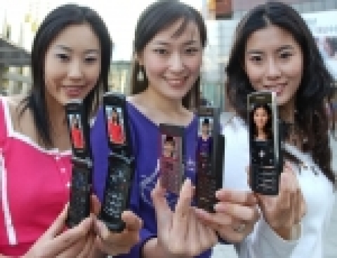 삼성전자는 8일 카드폰(SGH-P300)과 초슬림 슬라이드폰 2종(SGH-D800, SGH-D820) 그리고 초슬림 WCDMA폰 2종(SGH-Z510, SGH-Z540) 등 세계 시장을 겨냥한 초슬림폰 5종을 대거 선보였다.
