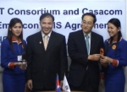 LG텔레콤 단말데이터사업본부장 노세용 상무와 캄보디아 Casacom사 Somchai(솜차이) 사장이 캄보디아 Casacom 본사에서 이모티콘 SMS 서비스 제공을 위한 계약을 체결하고 있다.