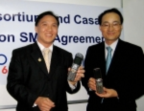 LG텔레콤 단말데이터사업본부장 노세용 상무와 캄보디아 Casacom사 Somchai(솜차이) 사장이 캄보디아 Casacom 본사에서 이모티콘 SMS 서비스 제공을 위한 계약을 체결하고 있다.