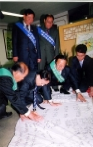 김완주 전주시장은 새만금사업설명원로협의회(회장 박춘섭)에서 진행 중인 새만금 서명작업에 동참, 33m 서명현수막에 “새만금특별법 제정하여 전북의 꿈을 이루자!”는 글을 남겼다.