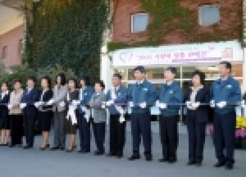 알뜰판매전에서 김영명 여사<왼쪽서 5번째>와 현대중공업 이재성 부사장<오른쪽서 3번째>, 현대미포조선 최길선 사장<오른쪽서 4번째> 등 관계 인사들이 참석한 가운데 테이프 커팅과 함께 개장식을 축하하고 있다.
