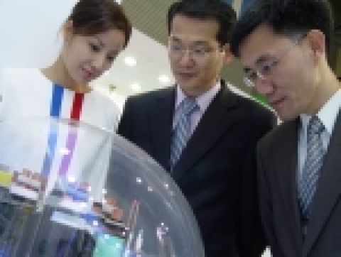 고양시 국제전시장에서 개최중인 친환경전시회에서 참관객들이 LS전선의 친환경 제품과 관련 기술을 관심있게 보고 있다.