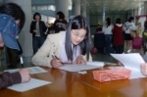 학생들이 전문가들의 도움을 받아 이력서와 자기소개서를 작성하고 있다.