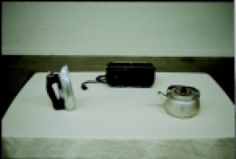 김범, <라디오 모양의 다리미, 다리미 모양의 주전자, 주전자 모양의 라디오>, 2002, 혼합재료, 실제사물크기, 국립현대미술관 소장