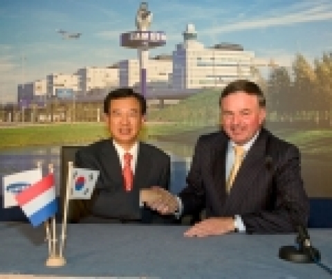 삼성전자 구주총괄 김인수 부사장(사진 왼쪽)과 네덜란드 스키폴 공항 베르붐(P.Verboom) 최고재무책임자(CFO)가 8일 네덜란드에서 대형 LCD 모니터 공급계약 체결후 악수하고 있다.